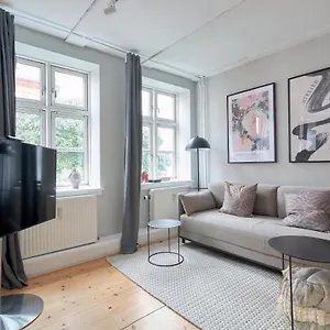 https://cozy-apt-heart-of-cph-next-to-queens-palace-shopping-street.copenhagenhotelselect.com